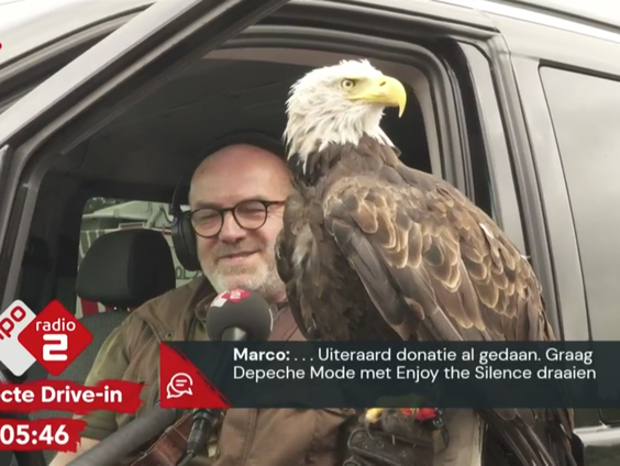 Valkenier Gerrit komt met arend Harley van Go Ahead Eagles geld doneren ter nagedachtenis van Jimmy