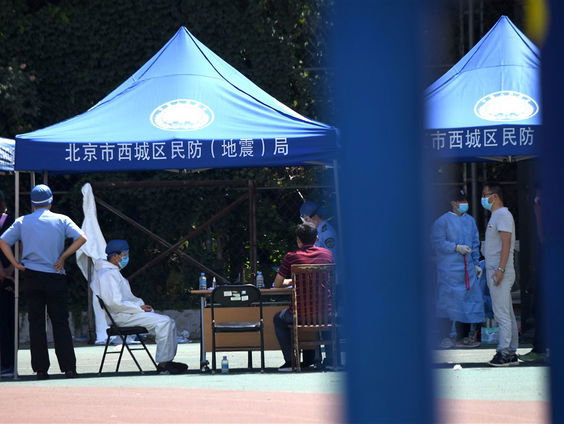 Peking weer deels op slot na nieuwe besmettingen op versmarkt