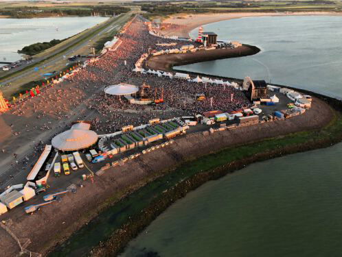 Annewieke vliegt over het Concert at SEA-terrein in een helikopter
