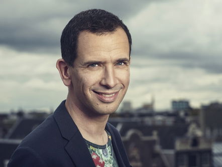 Bart Arens verzorgt de opening van de Top 2000 in een lege Ziggo Dome!