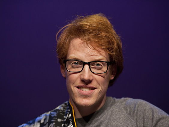 Waarom pakken cabaretiers vaak één persoon uit het publiek?