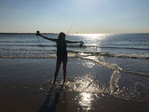 Annemieke staat in de zee en ziet een zee van mensen