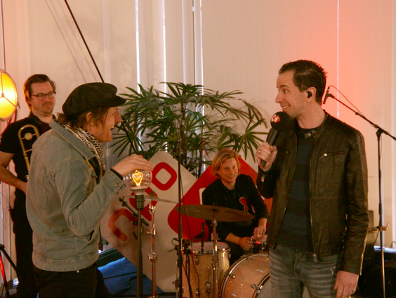 Bart verrast DI-RECT na optreden met TopSong voor 'Wild Hearts'