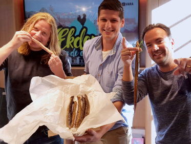 Eemdijks Kampioen Palingroken Floris kwam verse paling brengen