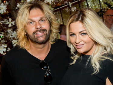 Bobbi Eden strandt langs de weg met megafallus op aanhangwagen