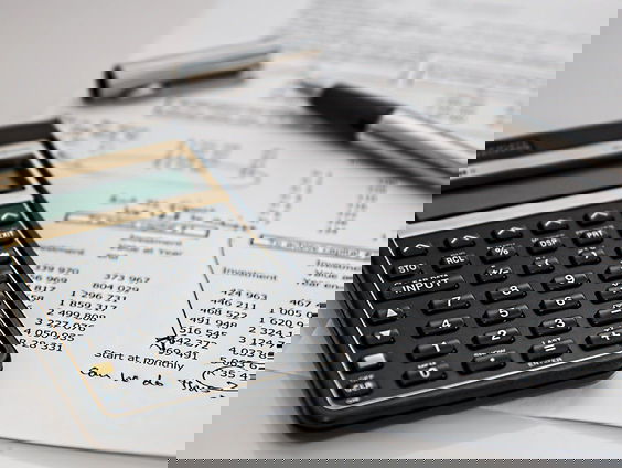 Wiskunde leraar Pieter vindt het vooral belangrijk welk liedje op nummer 28 komt