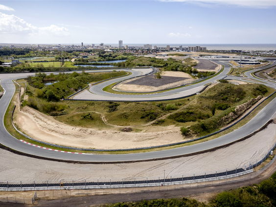 Hoe worden de bandensporen op een racecircuit verwijderd?