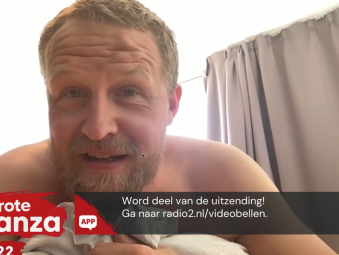 Dennis speelt NAKEND de Metal Battle!