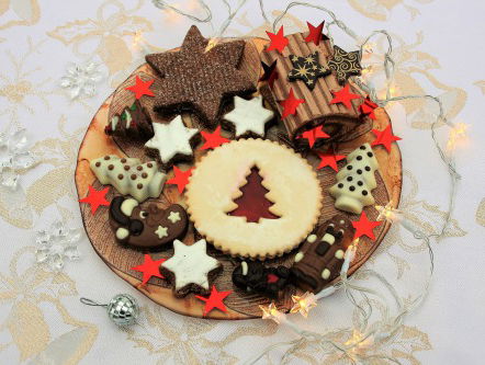 Op deze tropische dag maakt Petra kerststerren op het werk