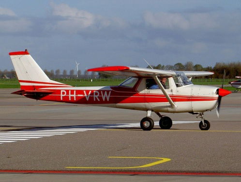 Waarom staan de letters PH altijd op de zijkant van Nederlandse vliegtuigen?