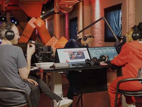 Frank probeert een hete peper brownie van One'sy