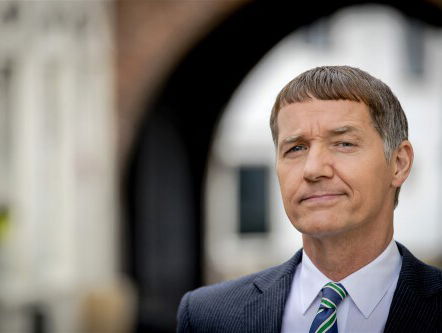 Thom Hoffman is 'De Makelaar' in Baantjer het begin