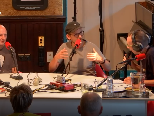 Atze de Vrieze verzamelde nummer 1-hits waarvan je je afvraagt hoe ze ooit op die plek terechtkwamen