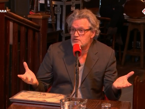 Acteur Porgy Franssen komt naar je slaapkamer om je in slaap te vertellen