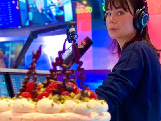 Gijs 2.0 chef Ramon Brugman in de studio met Australische Pavlova