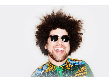 Supernatural van Rilan & The Bombardiers gaat over de mooiste vrouw ter wereld: de aarde.