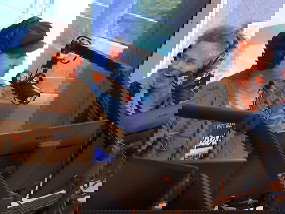 Bart speelt de Top 2000 Shuffle met BLØF