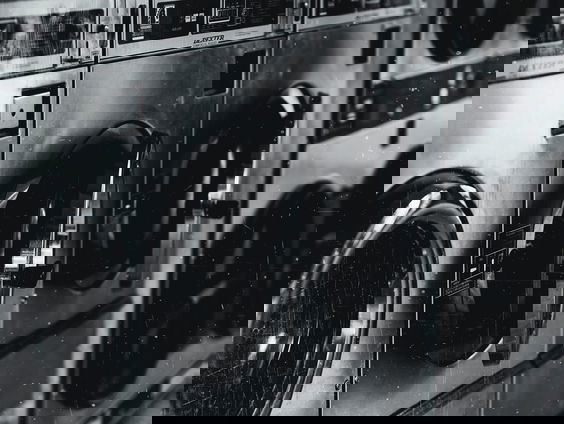 Jeroen en z'n nieuwe wasmachine. Beste vrienden op het eerste gezicht