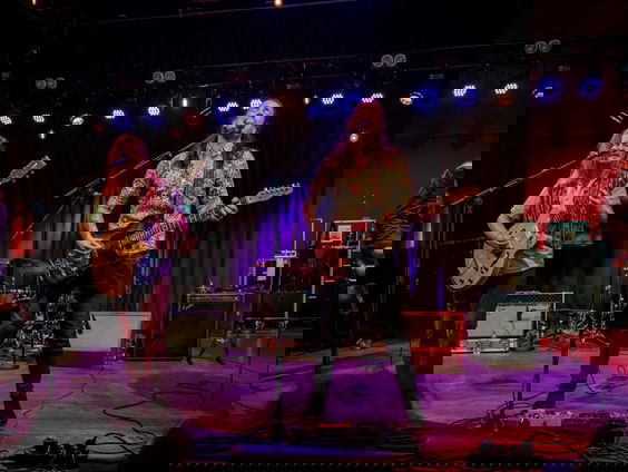 De gitarist van Komodo leert dwarsfluit spelen speciaal voor "Easy Prey"