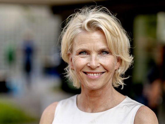 Anita Witzier neemt je mee door 70 jaar tv!