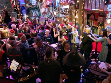 Annemieke en Nathan in de polonaise op Jan Smit!