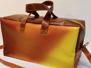 Mireille tovert de banners van het EK Vrouwenvoetbal om tot hippe tassen