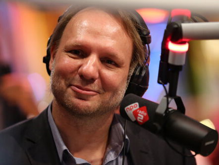 Mysterie: waarom volgt Rob Stenders eigenlijk een cursus Engels bij de nonnen?