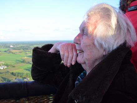 Oma Nel in een luchtballon