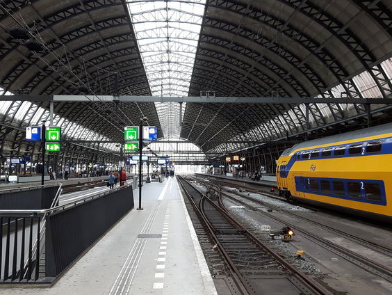 Aannemer Alex Duin verwijdert de allerlaatste rookpaal van het station
