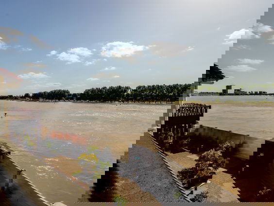 Restauranteigenaar Noortje voor het eerst in ondergelopen zaak: "Het ziet er kaal en vies uit"