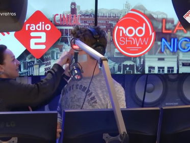 Another day at the office: Wendy trekt duct tape van Jan-Willems mond