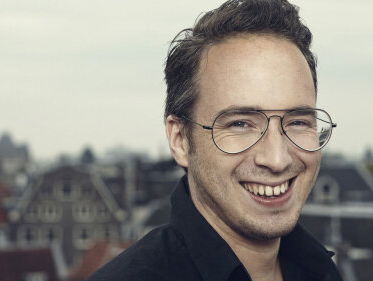 Frank praat met Matthijs van Nieuwkerk en Wilfried de Jong op NSJ