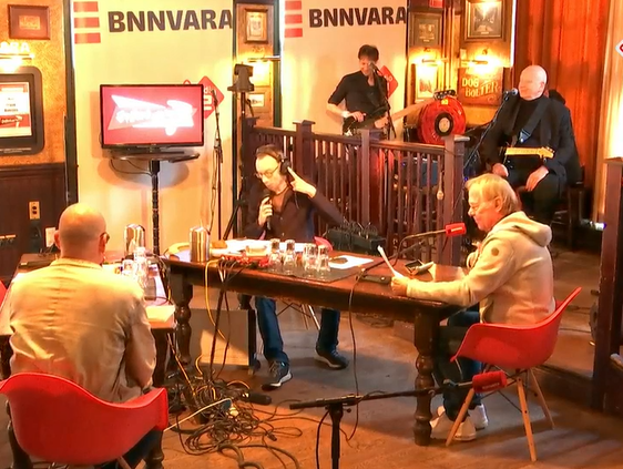Erik van Muiswinkel en Jack Spijkerman eren hun oud-collega Jeroen van Merwijk