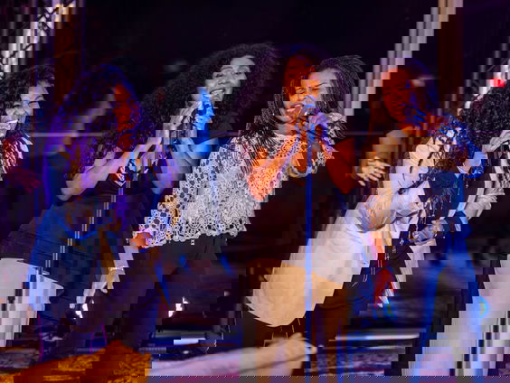 Wouter interviewt Mai Tai tijdens Soul Night Live