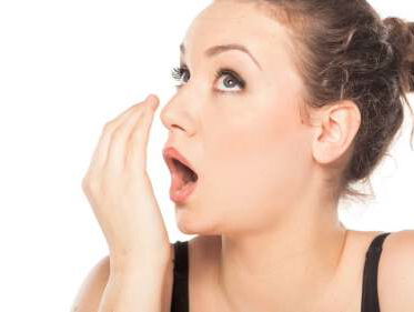 Nachtdilemma: Collega's met slechte adem. Wat zou jij doen?