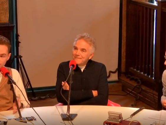 Mag je ongevaccineerden de schuld geven van de volle IC’s? Journalist Francisco van Jole en bestuurslid van SGP-jongeren Johan de Leeuw.