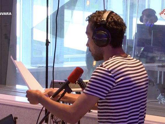 Aron Elstak zingt een lied over de échte actualiteiten