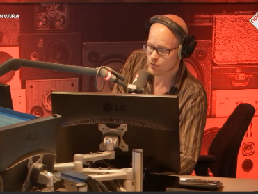 Nieuwslezer wordt gecorrigeerd door luisteraar