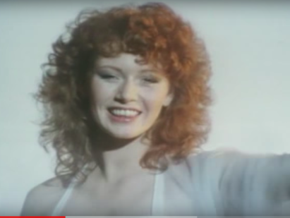 Hoe is het met de roodharige dame uit de videoclip When The Lady Smiles?