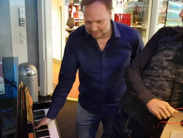 Barts Muziekles aan Robbie S: Pianoles #3