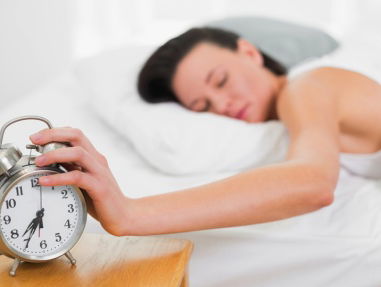 Valerie doet slaapdronken mee met spelletje