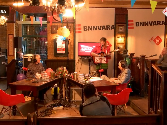 Kiki bedankt Felix met een lied!