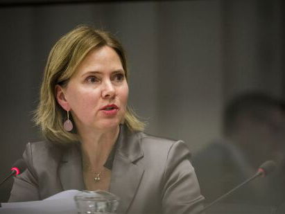 Minister Van Nieuwenhuizen legt uit waarom ze rekeningrijden niet gaat invoeren