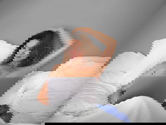 Evi Hanssen duikt in de duistere kant van het internet in 'Help, mijn borsten staan online'