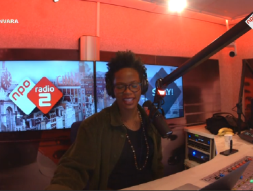 Zoetsappige radio met luisteraar Mouna