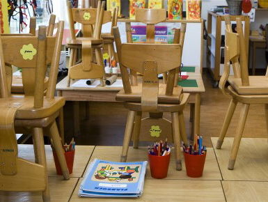 Kleuterjuf Eefje zet een beertje voor haar raam