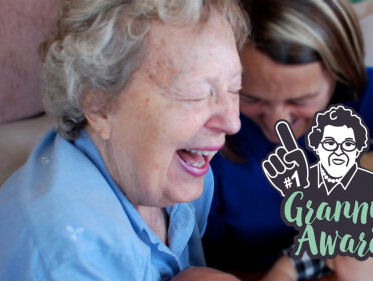 Granny Award: Gerard zoekt de leukste oma van Nederland