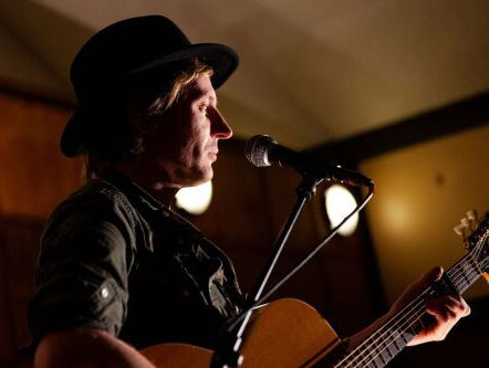 Lucky Fonz III zingt op het Festival van het Gebroken Hart