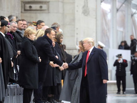 Trump ging naar Frankrijk, maar dat ging niet helemaal goed. Michiel Vos legt uit.