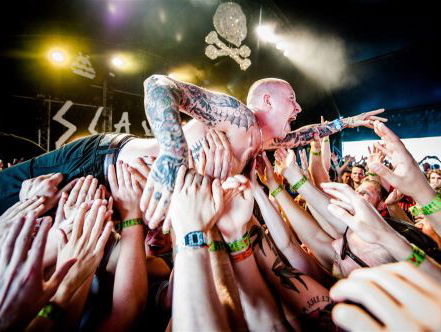 Band gaat crowdsurfen over de Afsluitdijk